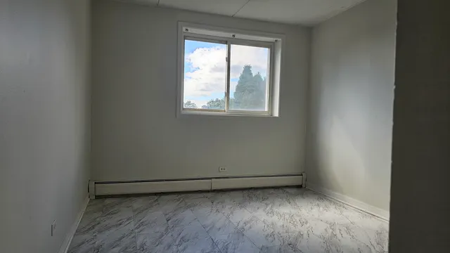 $1,700 | 5011 South Valley Lane, Unit 305, Streamwood, IL 60107