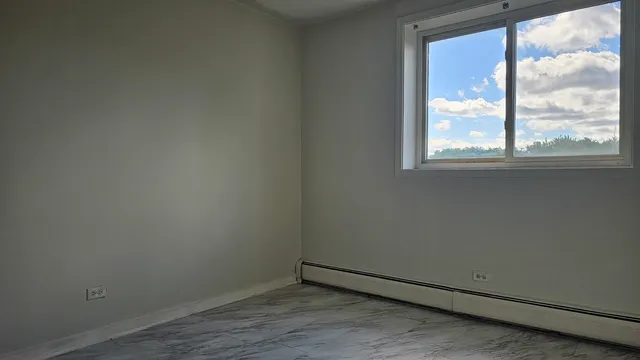 $1,700 | 5011 South Valley Lane, Unit 305, Streamwood, IL 60107