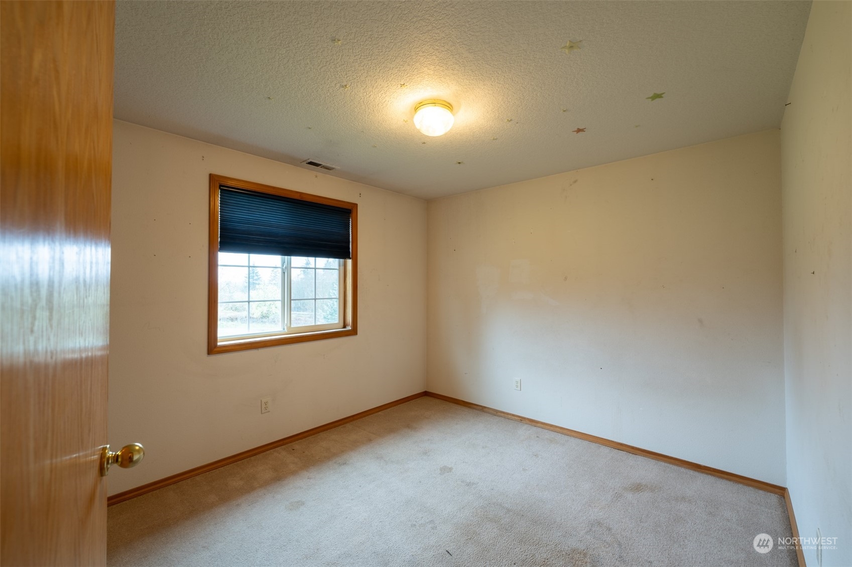 444 Bond Road Castle Rock, WA 98611 - Photo 20 of 40 an empty room with windows