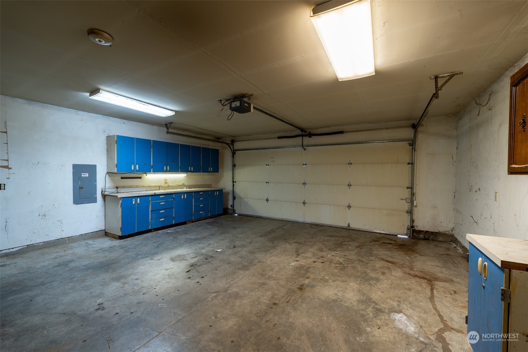444 Bond Road Castle Rock, WA 98611 - Photo 29 of 40 a view of an empty room with windows