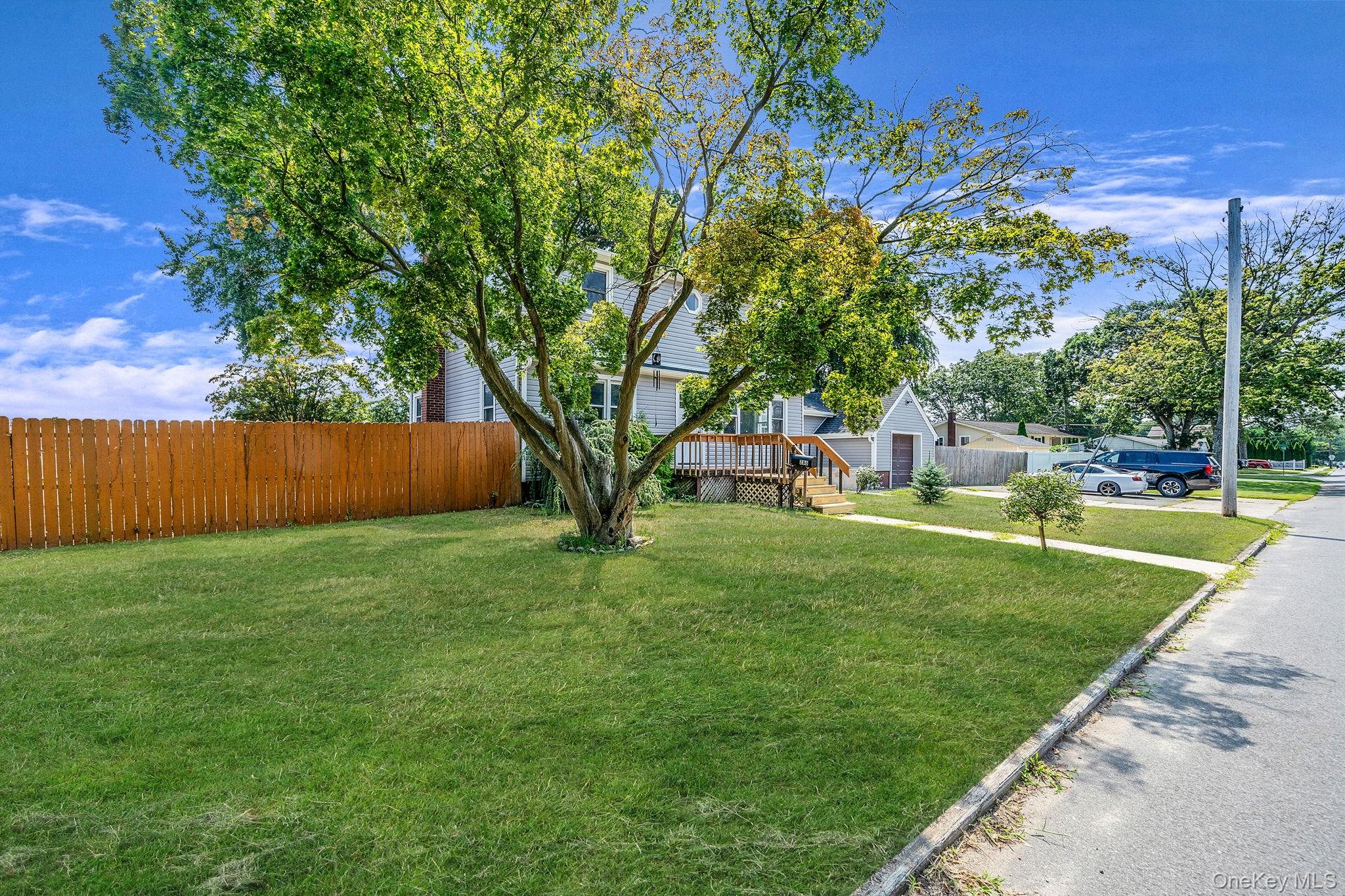 286 Old Country Road Deer Park, NY 11729 - Photo 5 of 33 a view of a backyard with a garden