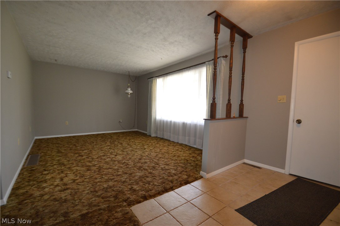 525 Howland Wilson Road Northeast Warren, OH 44484 - Photo 9 of 26 Living room, front entry