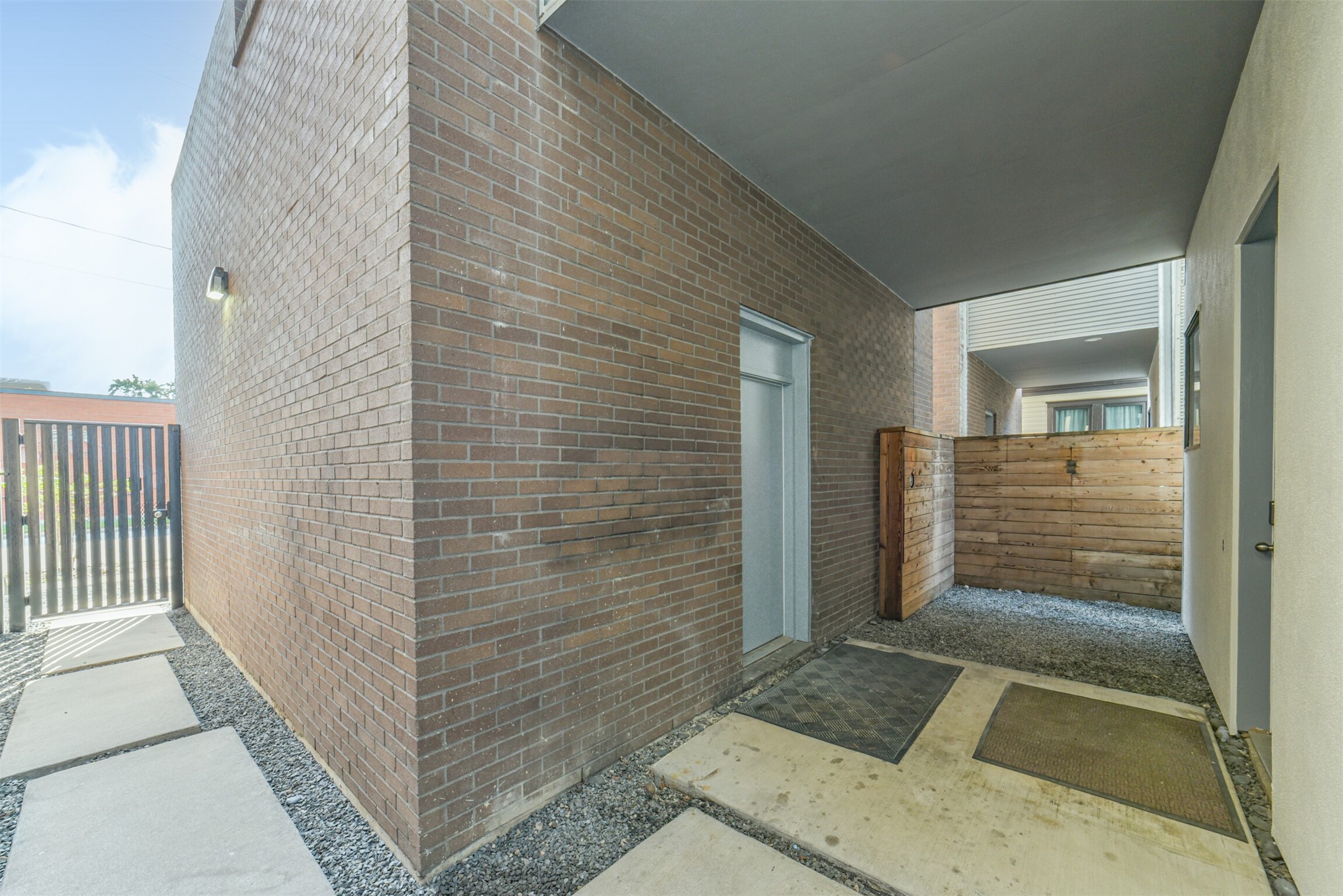 2518 Mason Street, Unit B Houston, TX 77006 - Photo 2 of 40 a view of outdoor space