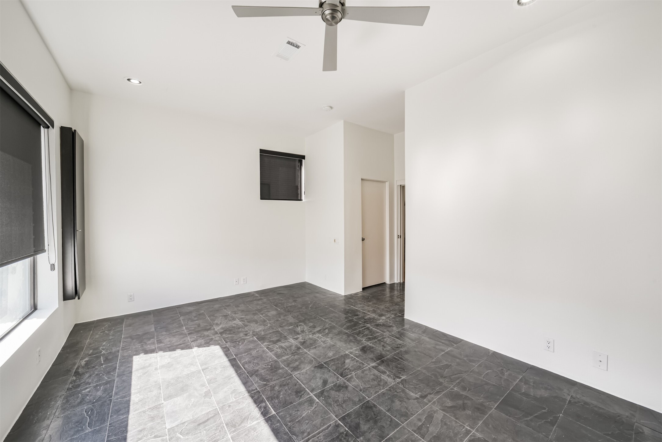 2518 Mason Street, Unit B Houston, TX 77006 - Photo 28 of 40 a view of an empty room