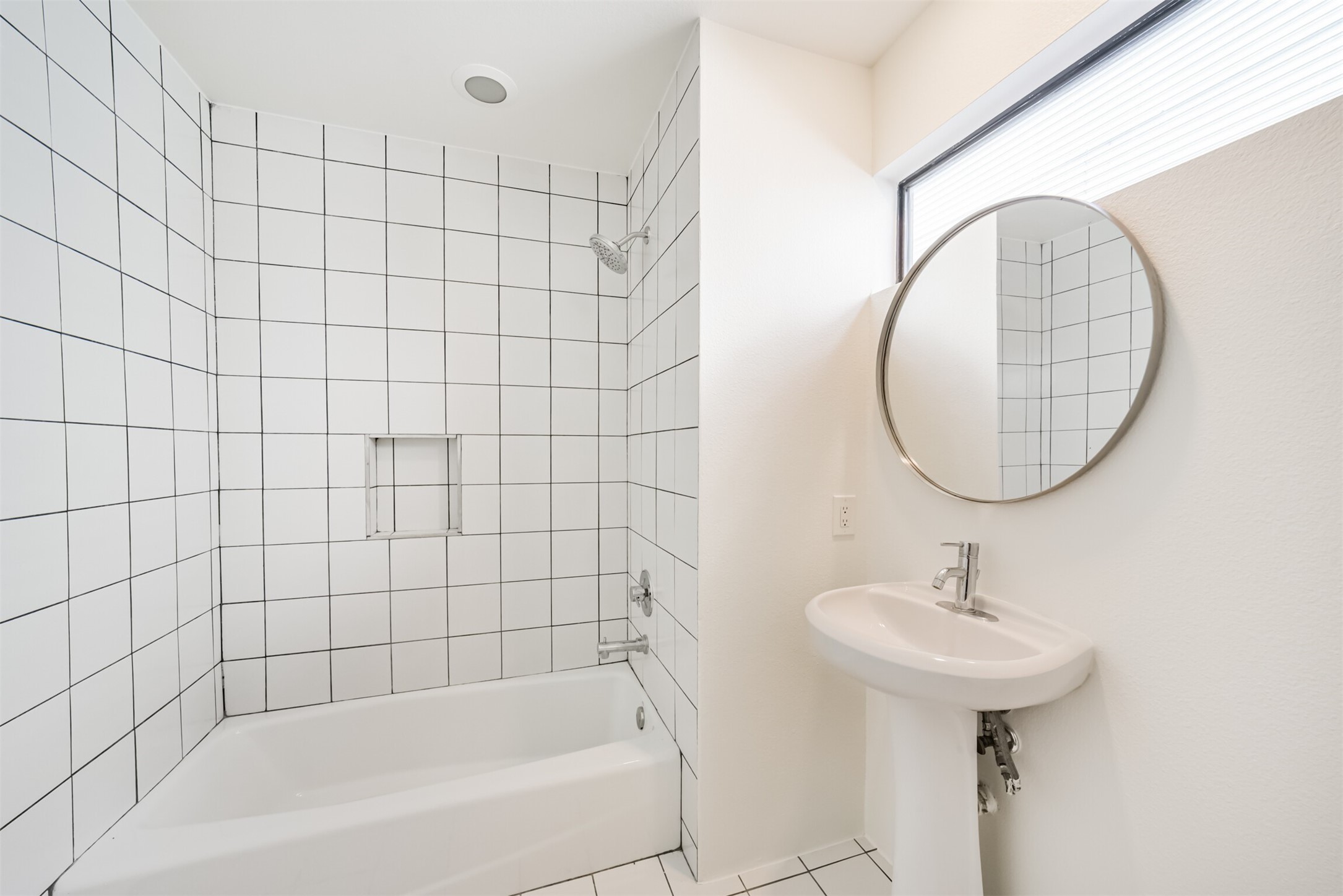 2518 Mason Street, Unit B Houston, TX 77006 - Photo 30 of 40 a bathroom with a sink a mirror and a bathtub