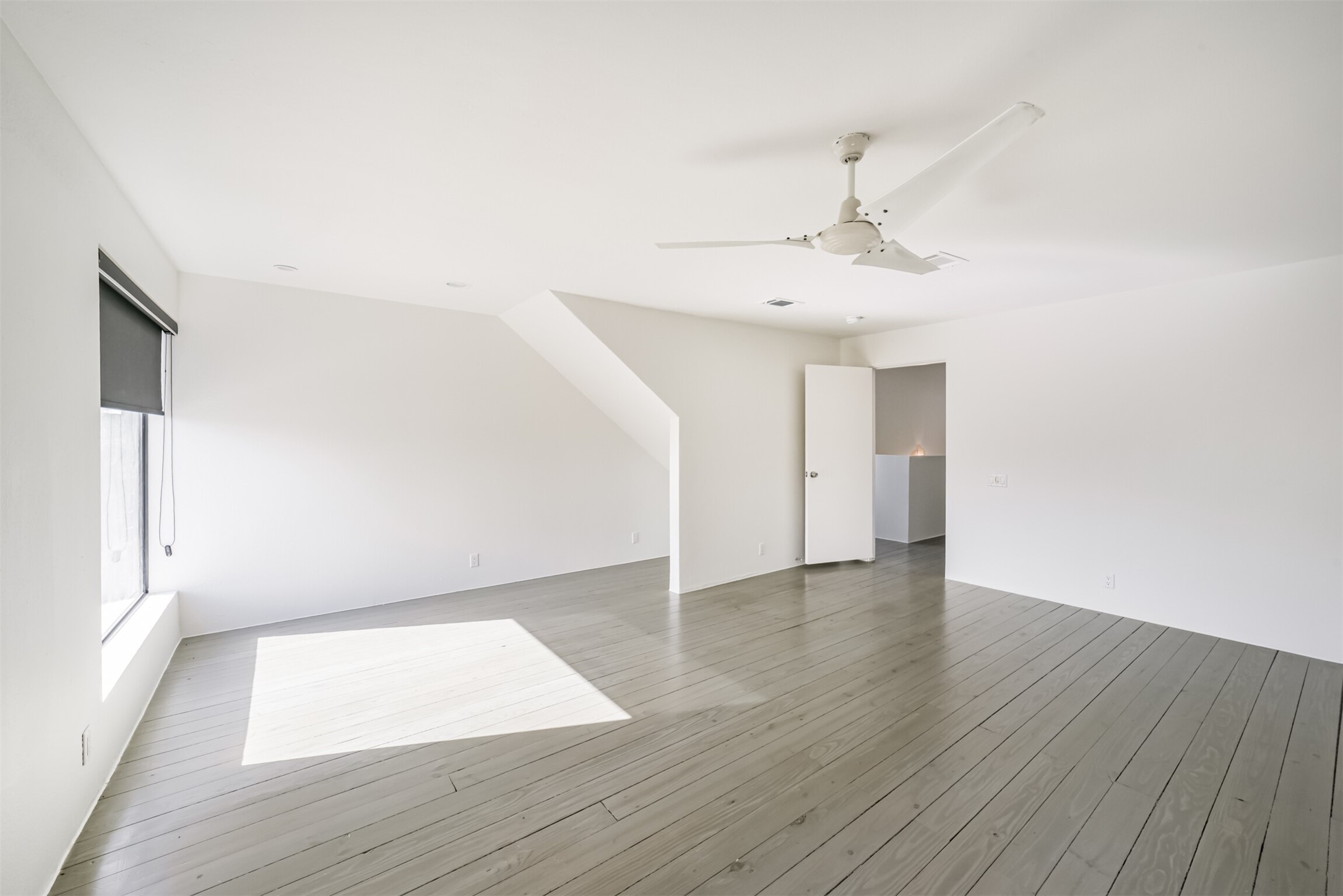 2518 Mason Street, Unit B Houston, TX 77006 - Photo 32 of 40 a view of an empty room with wooden floor and a window