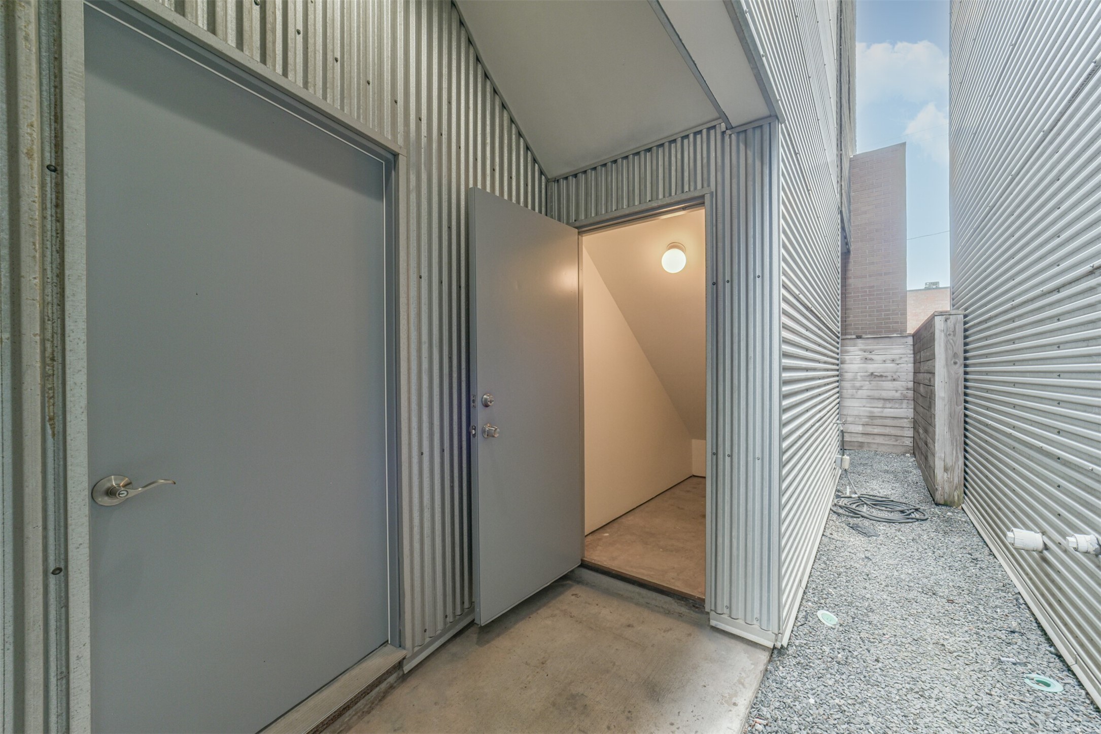 2518 Mason Street, Unit B Houston, TX 77006 - Photo 37 of 40 a view of a livingroom from a hallway