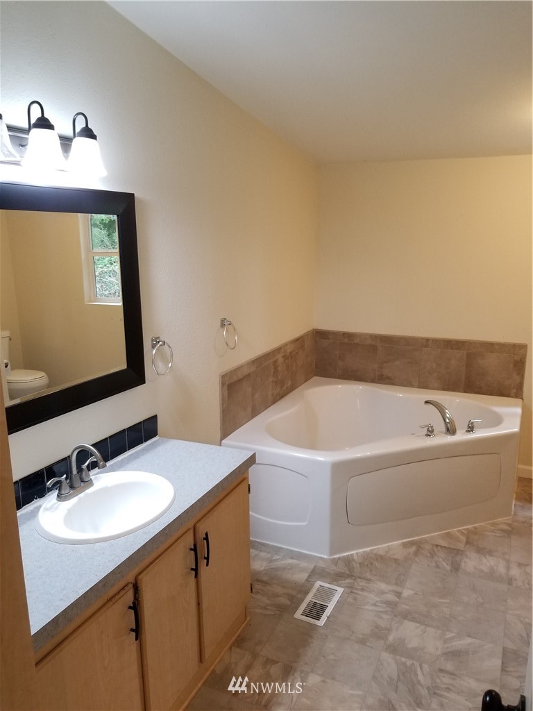 4200 Locker Road Southeast Port Orchard, WA 98366 - Photo 11 of 15 Gallery Image 11