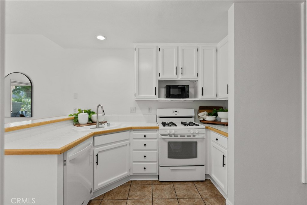 28143 Seco Canyon Road, Unit 48 Saugus, CA 91390 - Photo 14 of 42