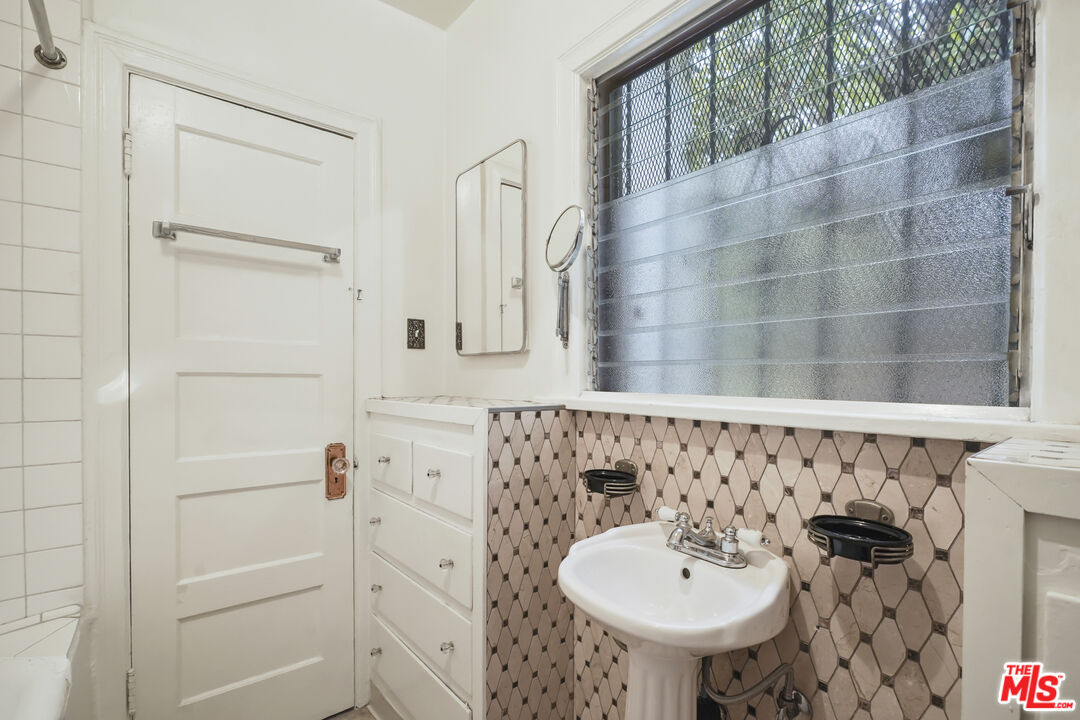 1811 Effie Street Los Angeles, CA 90026 - Photo 26 of 39