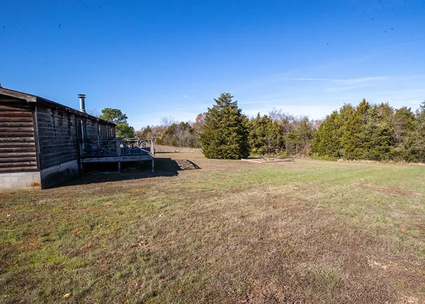 a view of a backyard