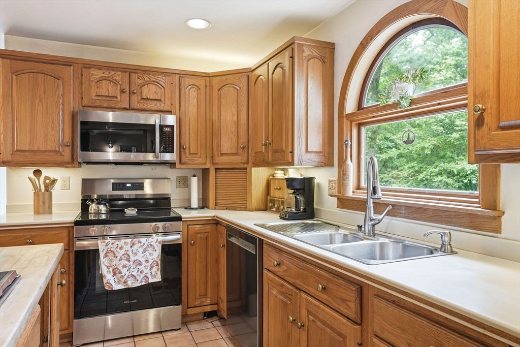 27 Bennett Road Rochester, MA 02770 - Photo 16 of 41