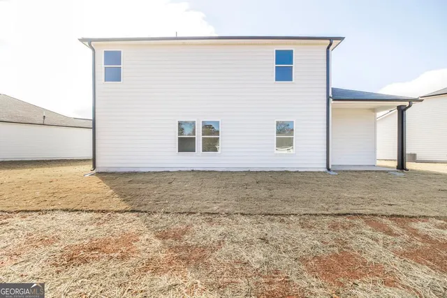 a view of a house with backyard