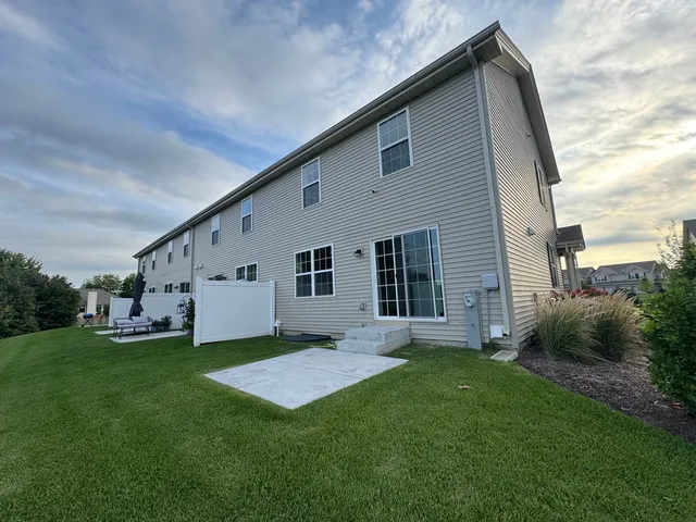 $2,900 | 2068 Canyon Creek Court, Unit 2068, Aurora, IL 60503