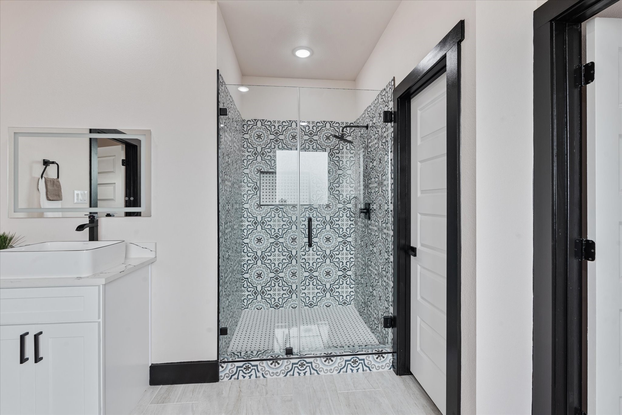 447 Sunset Trail Angleton, TX 77515 - Photo 27 of 41 Primary bathroom Separate Shower