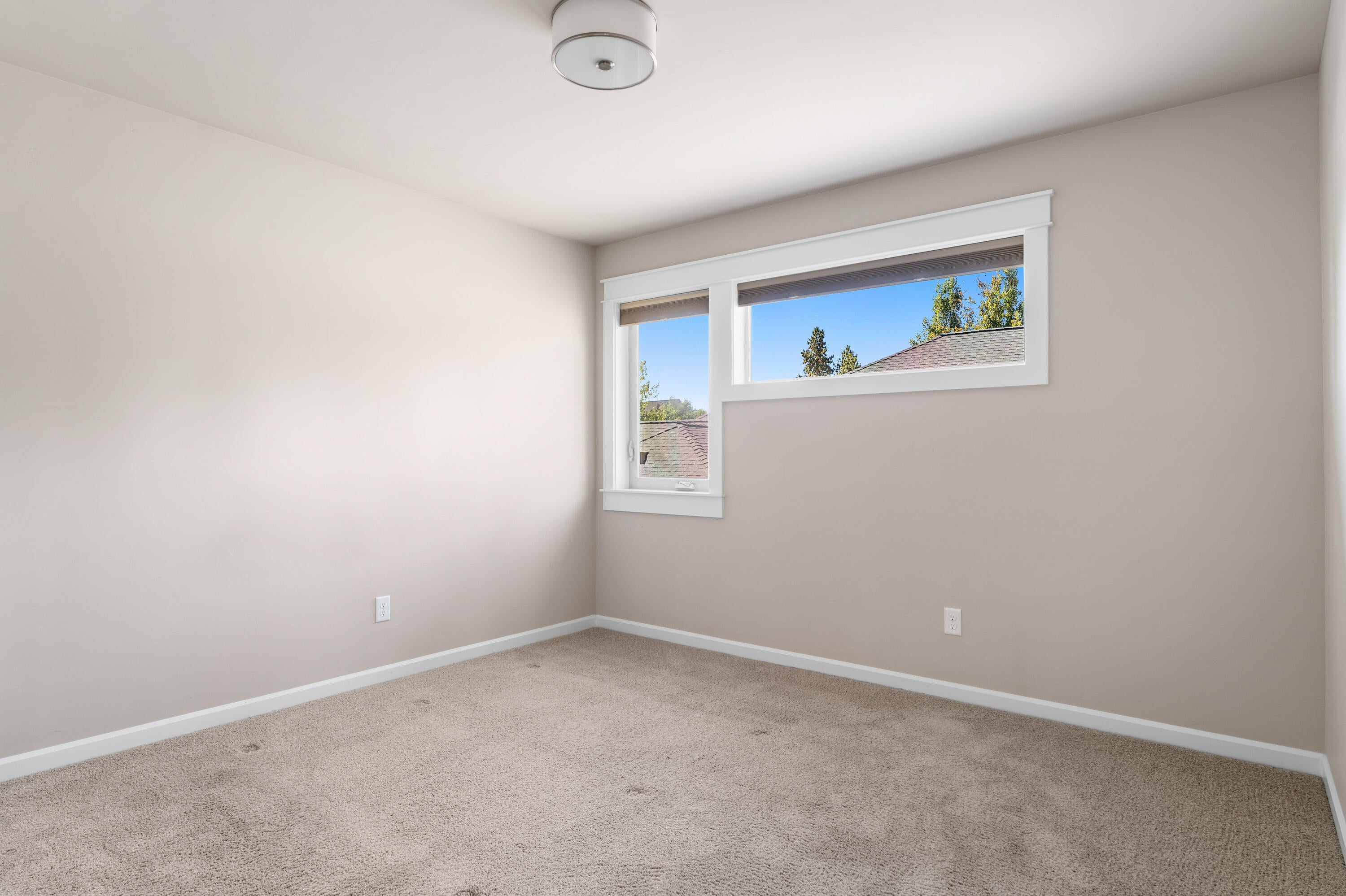 20182 Stonegate Drive Bend, OR 97702 - Photo 35 of 50 Upstairs bedroom