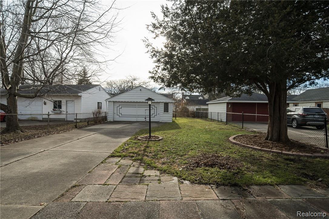 1829 Oxford Road Grosse Pointe, MI 48236 - Photo 25 of 25 Spacious back yard