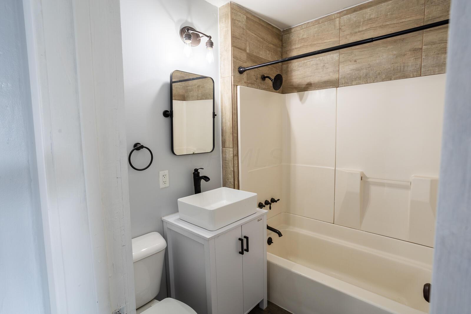 1300 Hart Road Columbus, OH 43223 - Photo 15 of 23 Full Bath