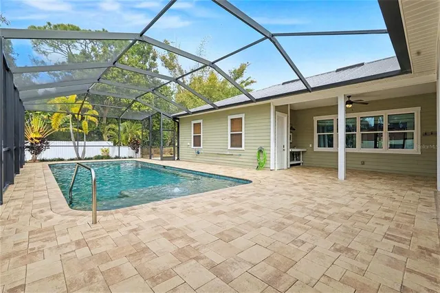 a view of a backyard