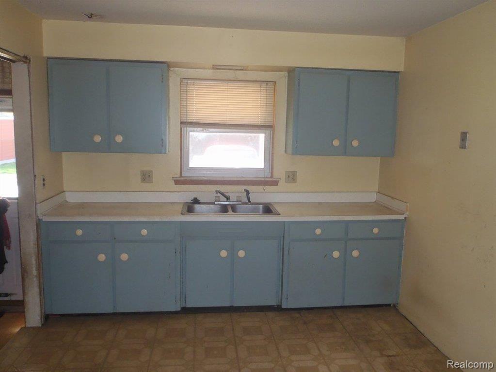 9338 Pardee Road Taylor, MI 48180 - Photo 8 of 13 P4060042.JPG