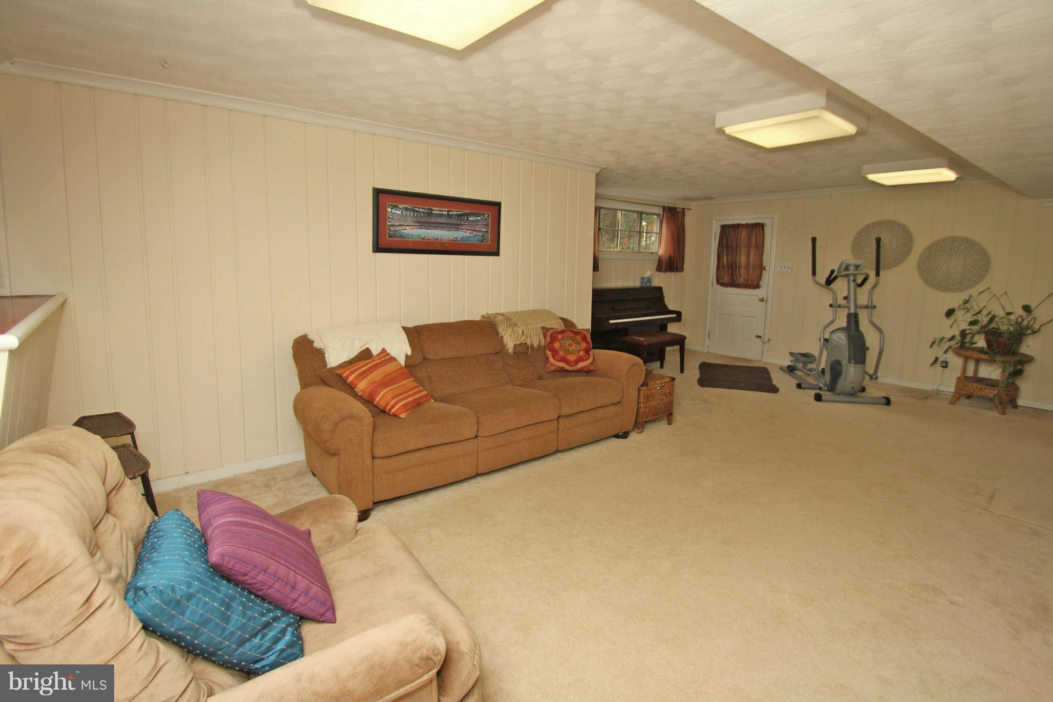 4 Oldham Road Silver Spring, MD 20901 - Photo 22 of 27 a living room with furniture