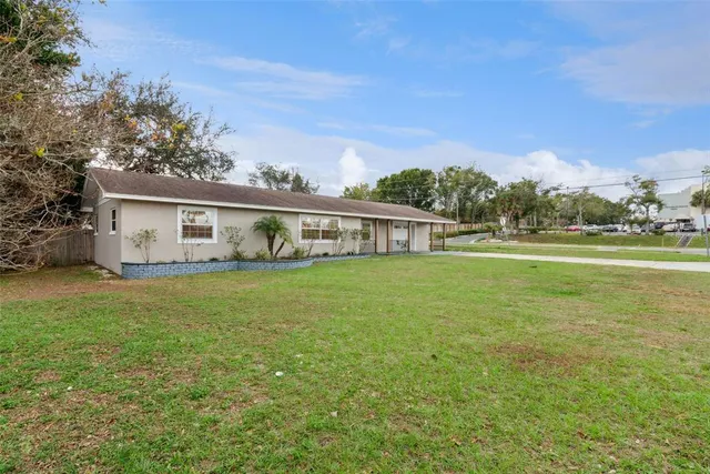 a view of a house with backyard and garden