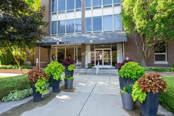 $109,900 | 20 Chestnut Street, Unit 302, Wyandotte, MI 48192