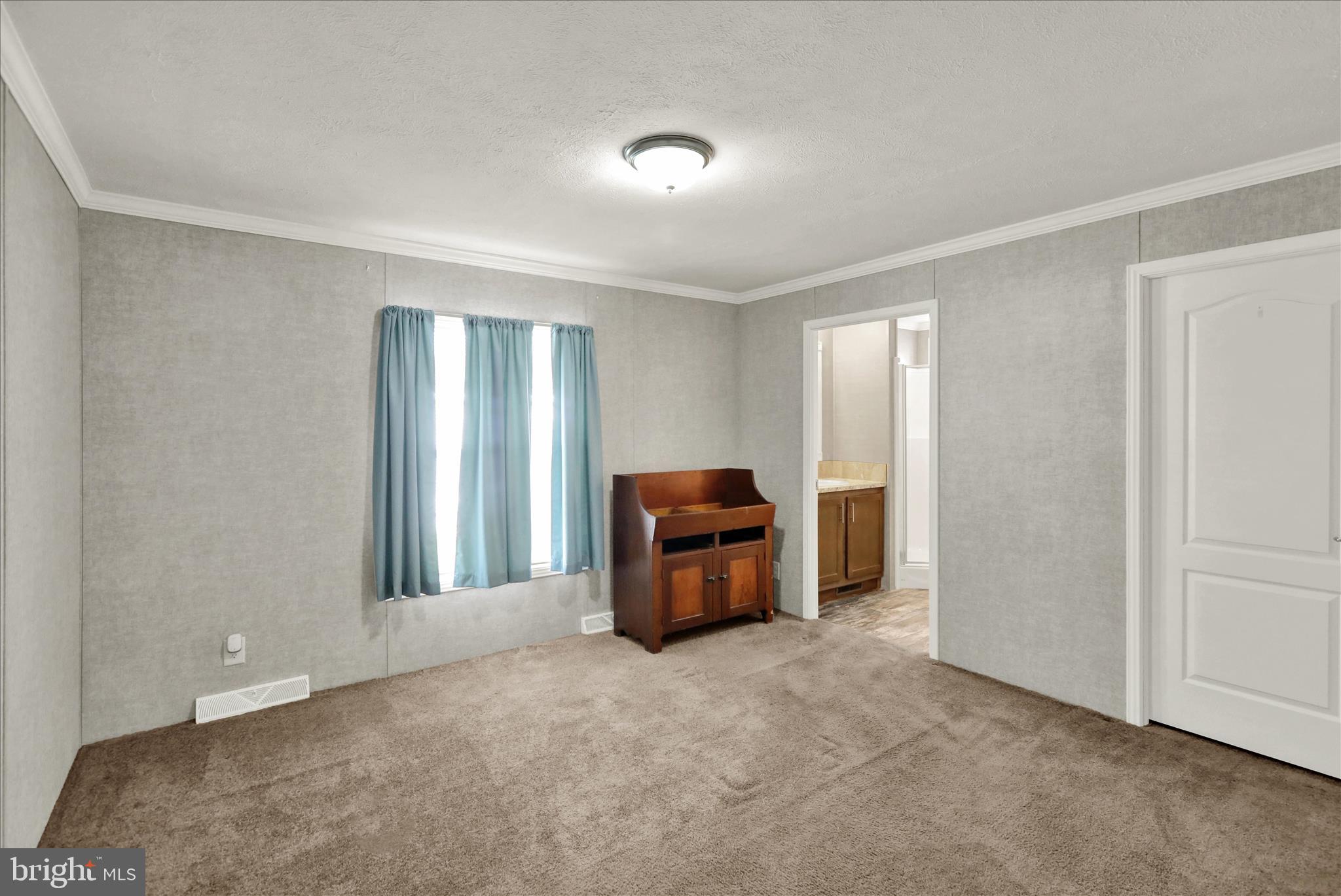 3450 Mountain Road, Unit M59 Hamburg, PA 19526 - Photo 23 of 35 a living room with furniture and a flat screen tv