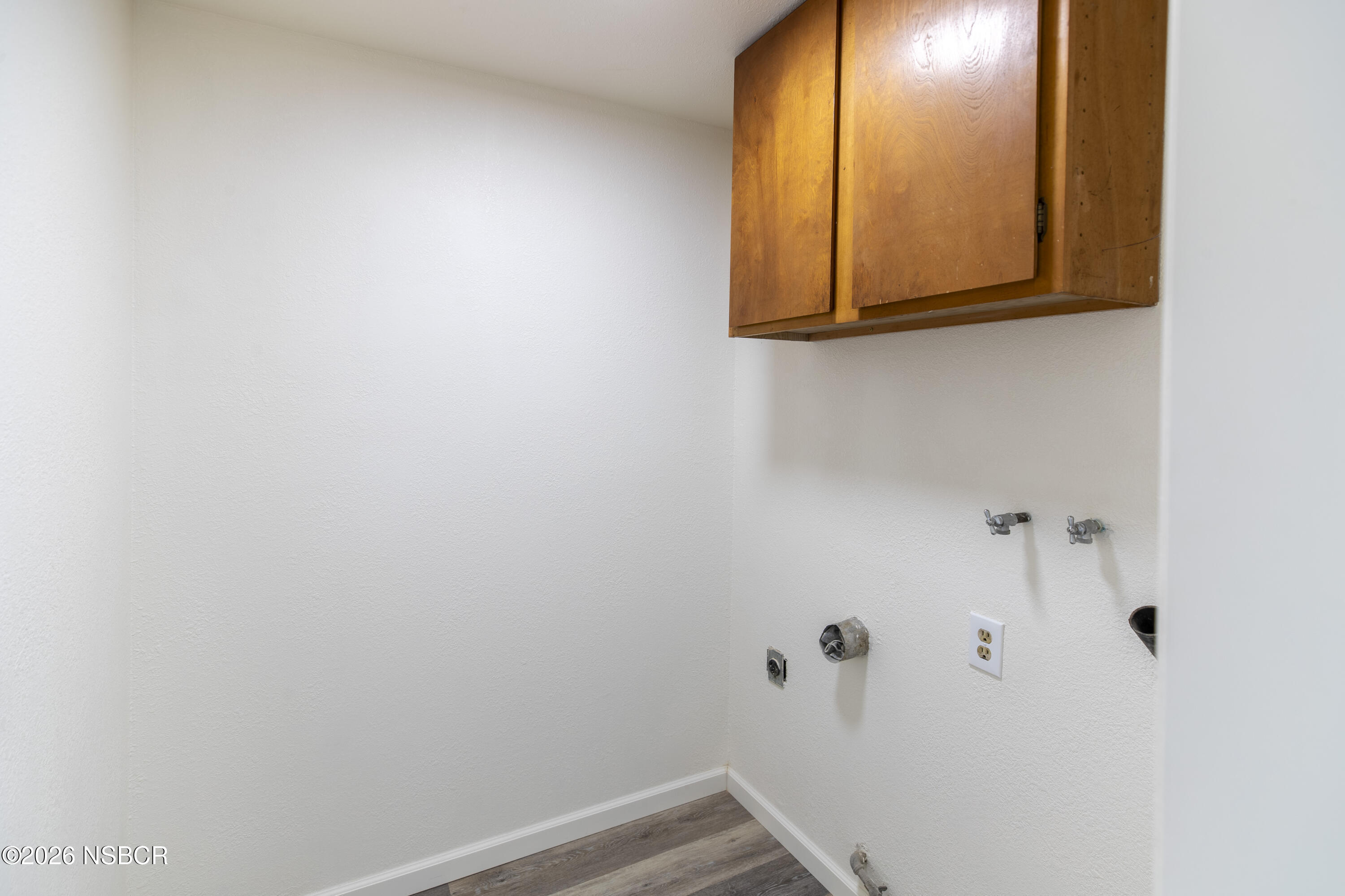901 Alden Avenue Lompoc, CA 93436 - Photo 12 of 42 a bathroom with a mirror