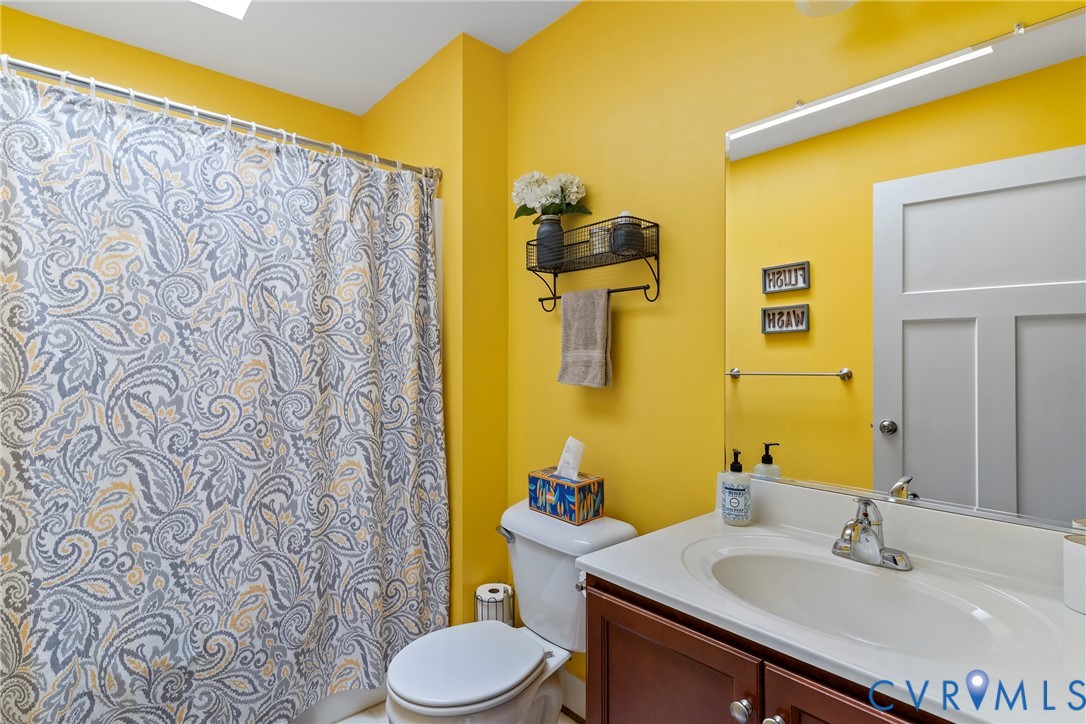 814 Manchester Road Bumpass, VA 23024 - Photo 19 of 36 Bathroom with Skylight