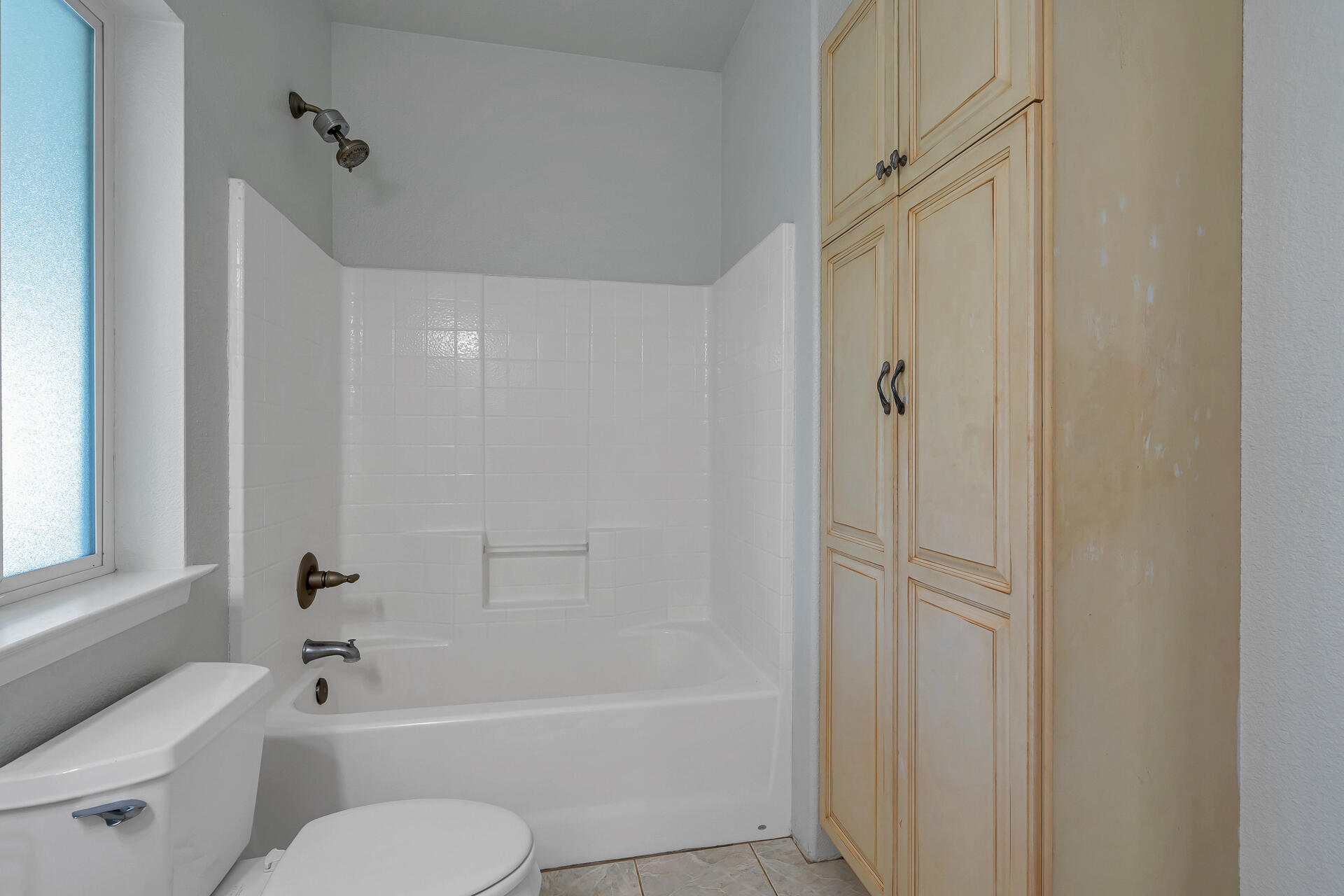13303 Intermountain Road Redding, CA 96003 - Photo 54 of 64 a bathroom with a toilet and a bathtub