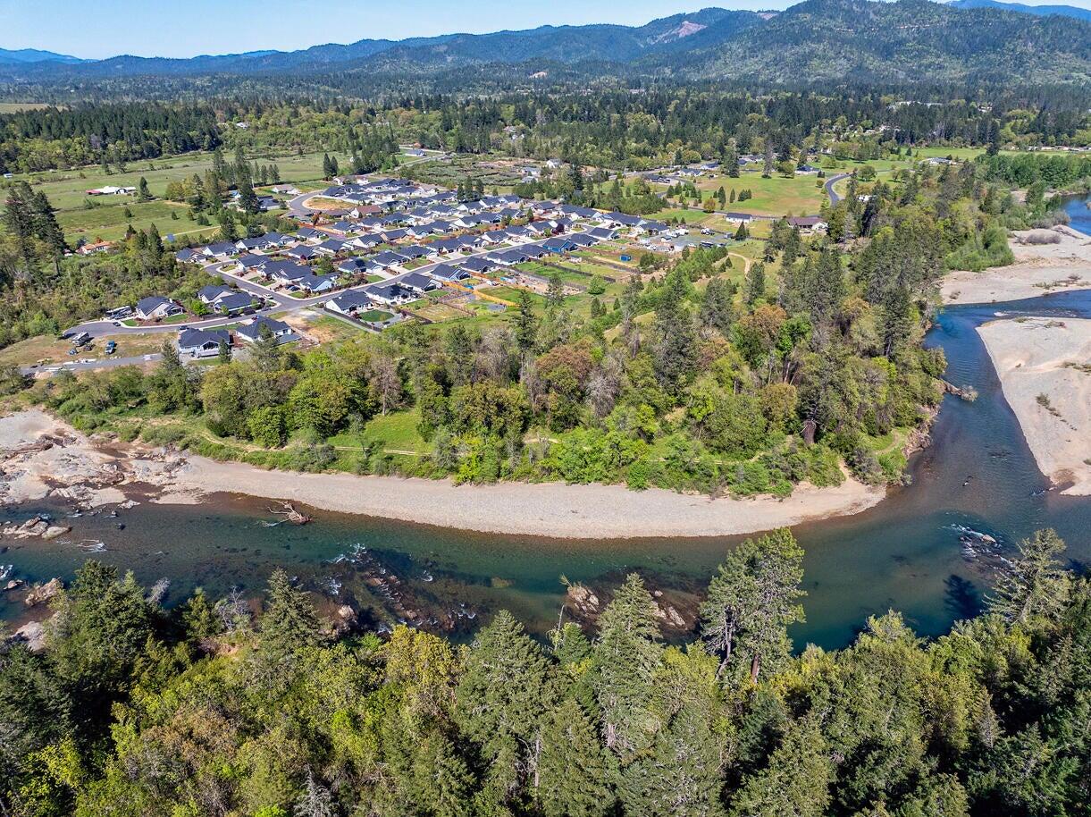 243 Retirement Lane Cave Junction, OR 97523 - Photo 10 of 62 20250423182050192833000000-o