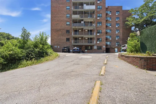 $2,500 | 671 Bronx River Road, Unit 2N, Yonkers, NY 10704