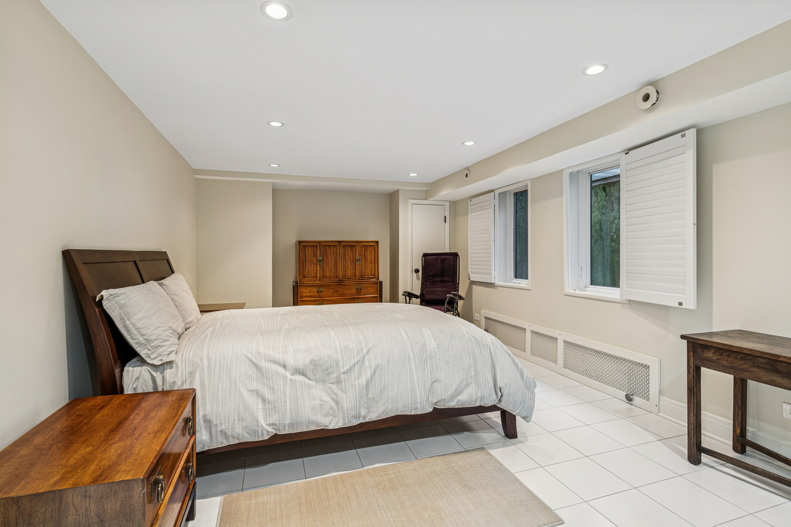 943 Westmoor Road Winnetka, IL 60093 - Photo 19 of 25 a bedroom with a large bed and a tv