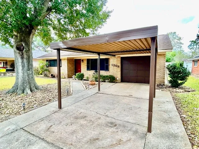 a view of a house with backyard and a tree