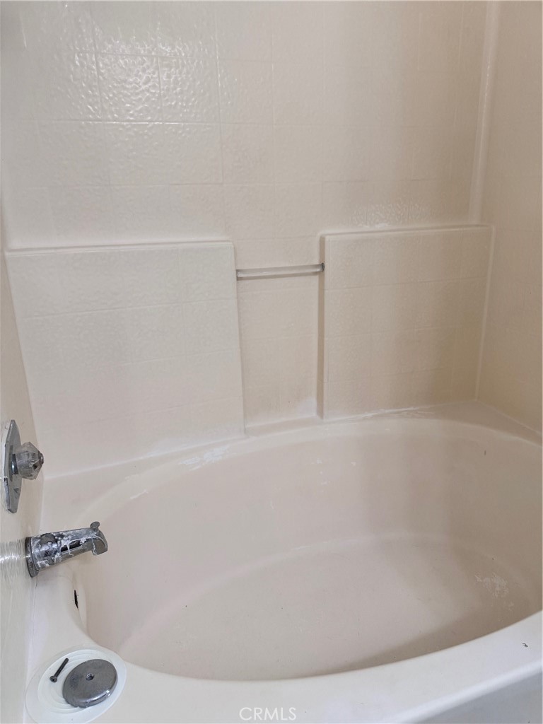 30628 Moontide Court Temecula, CA 92592 - Photo 20 of 53 a close up of a bathtub
