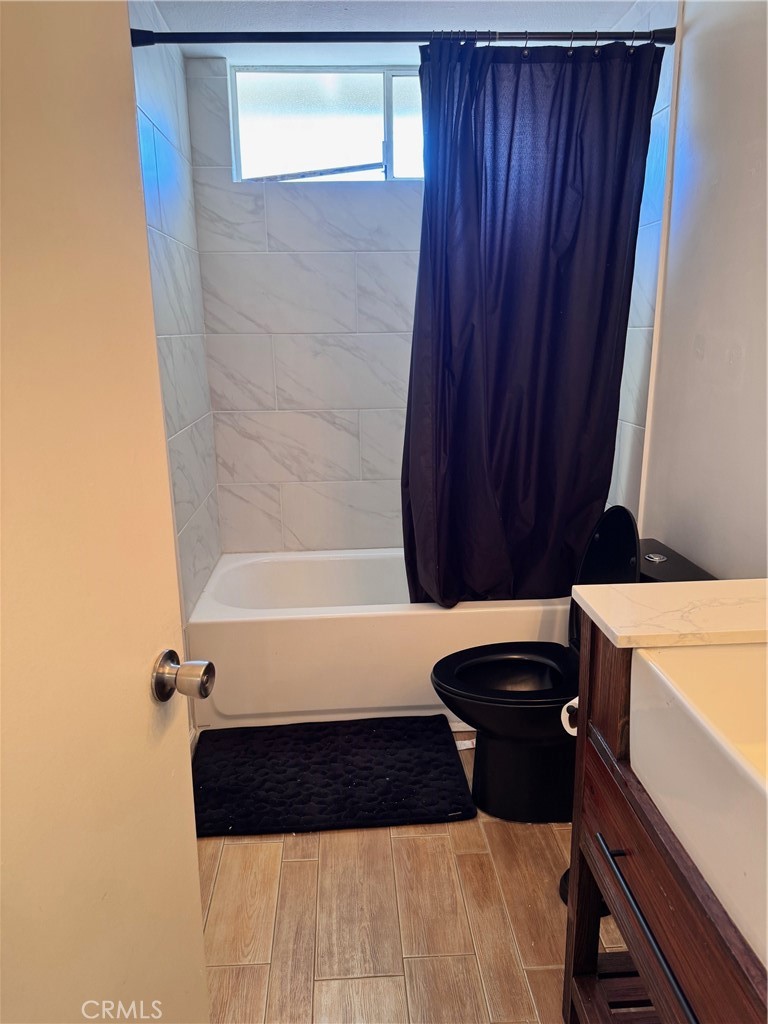 30628 Moontide Court Temecula, CA 92592 - Photo 22 of 53 a bathroom with a bathtub and a shower