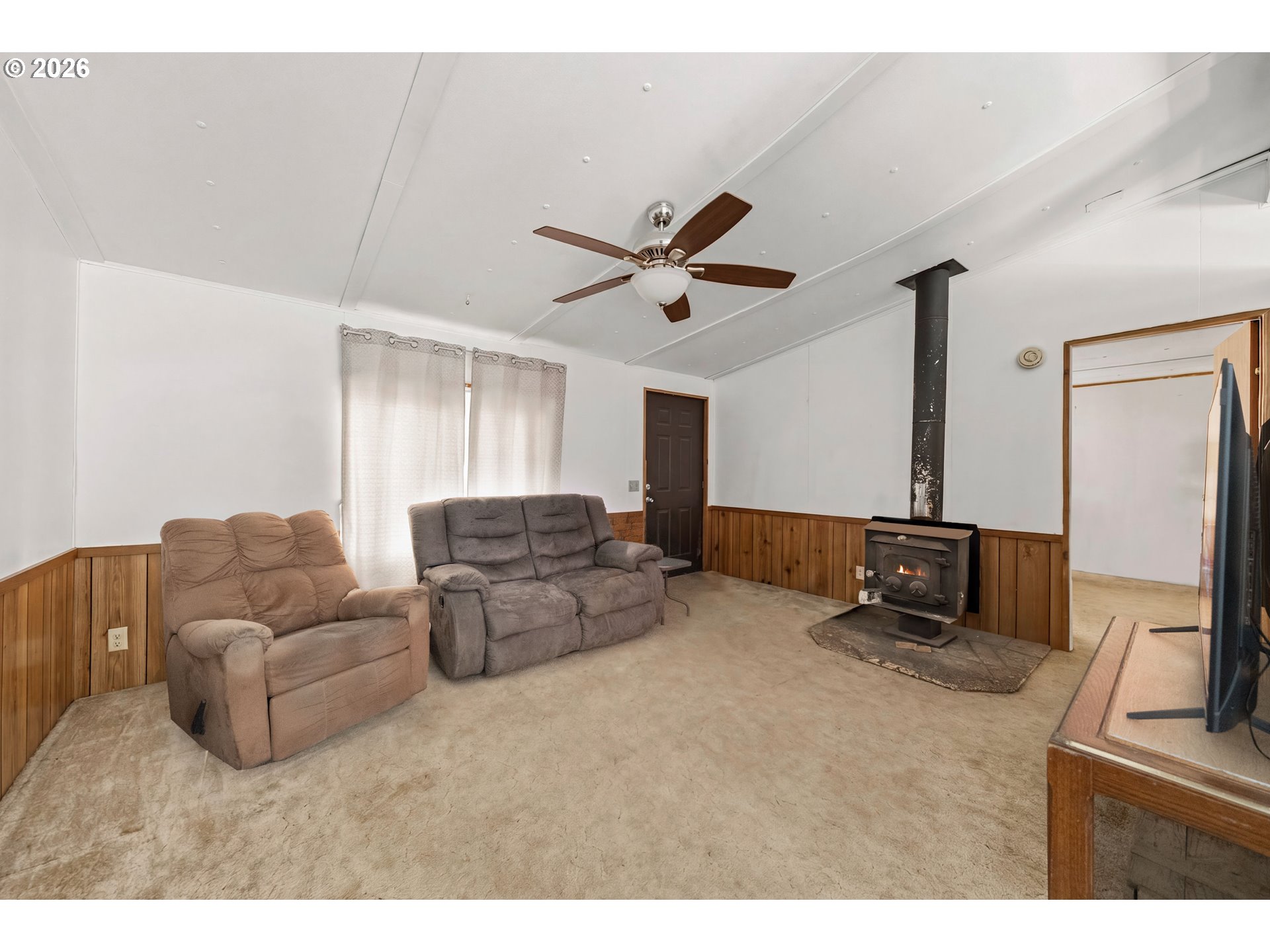 2263 Canyonville-Riddle Road Riddle, OR 97469 - Photo 5 of 47 Living Room
