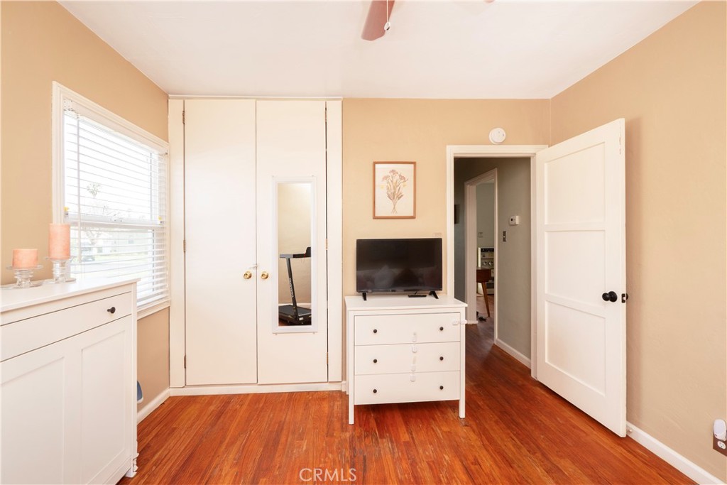 4290 Oakwood Place Riverside, CA 92506 - Photo 14 of 41 a view of a livingroom with wooden floor