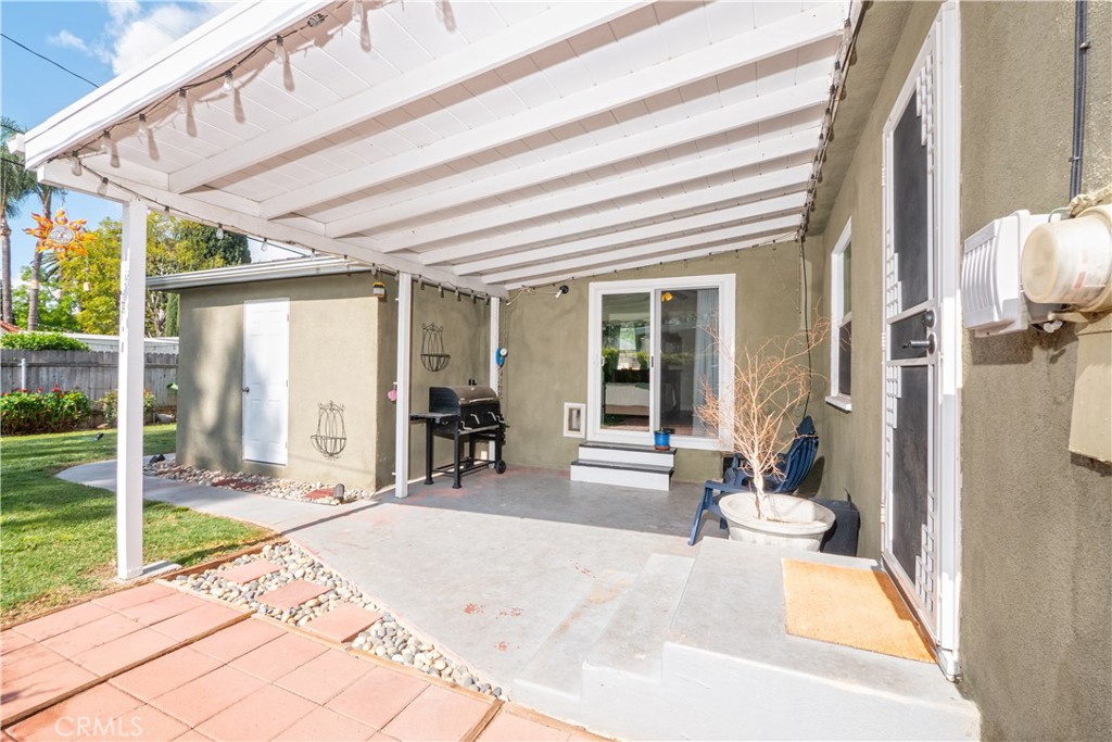 4290 Oakwood Place Riverside, CA 92506 - Photo 28 of 41 a front view of a house with outdoor seating
