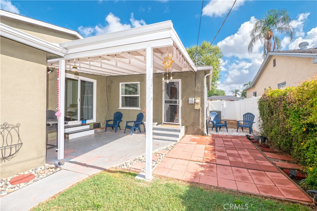 4290 Oakwood Place Riverside, CA 92506 - Photo 30 of 41 a view of a house with backyard porch and sitting area