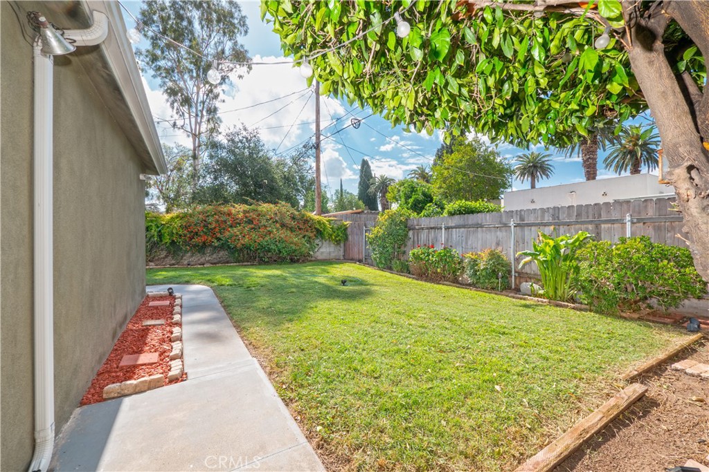 4290 Oakwood Place Riverside, CA 92506 - Photo 34 of 41 a view of small yard with plants