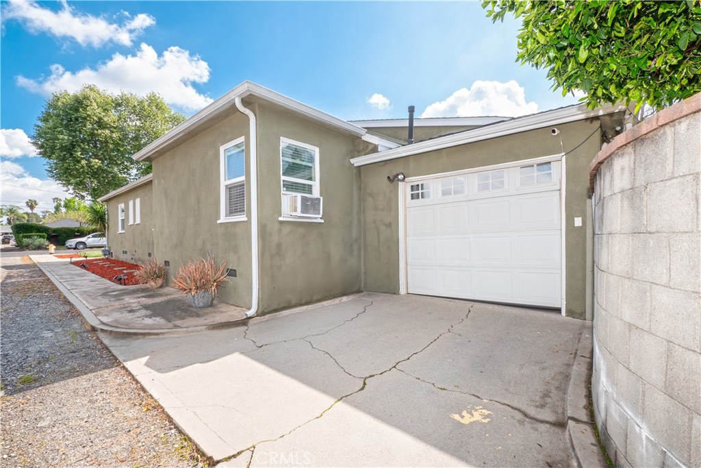 4290 Oakwood Place Riverside, CA 92506 - Photo 35 of 41 a front view of house with yard