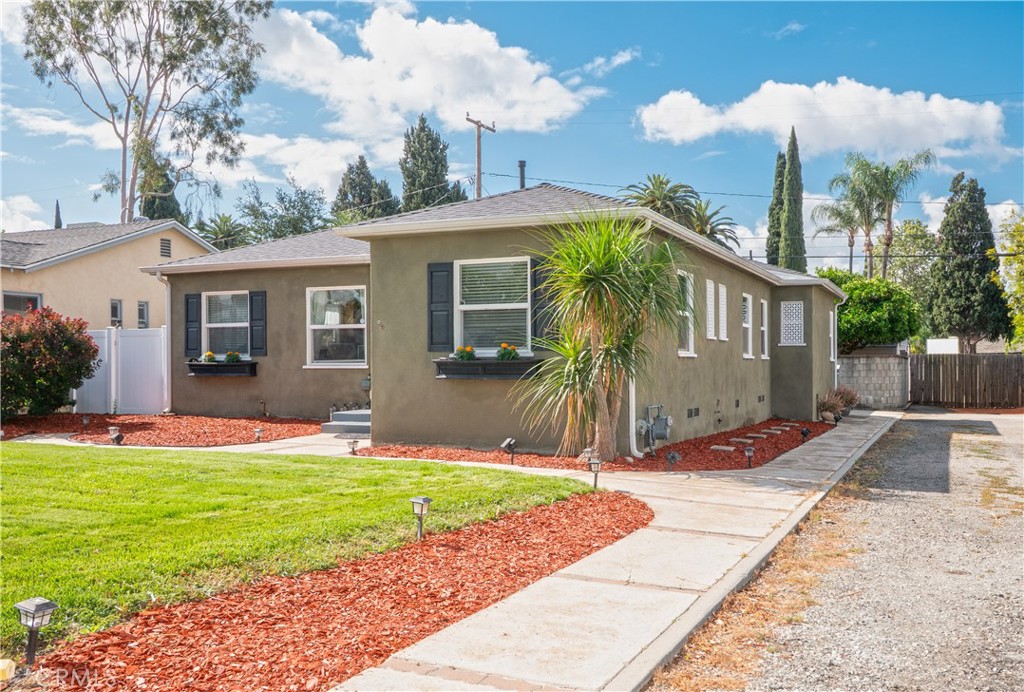 4290 Oakwood Place Riverside, CA 92506 - Photo 36 of 41 a front view of house with yard
