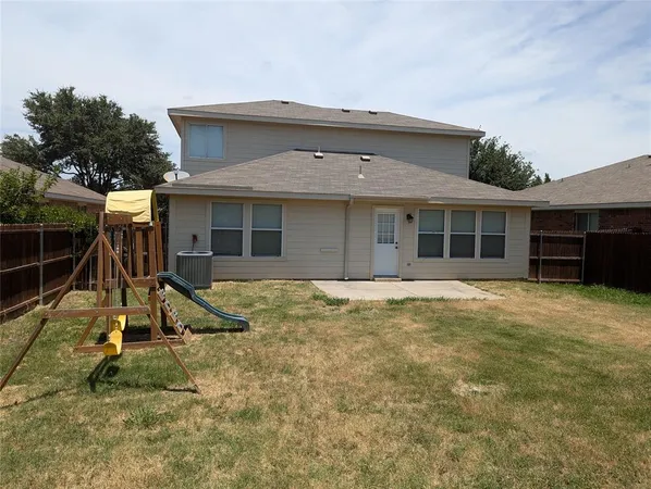 a view of a house with backyard