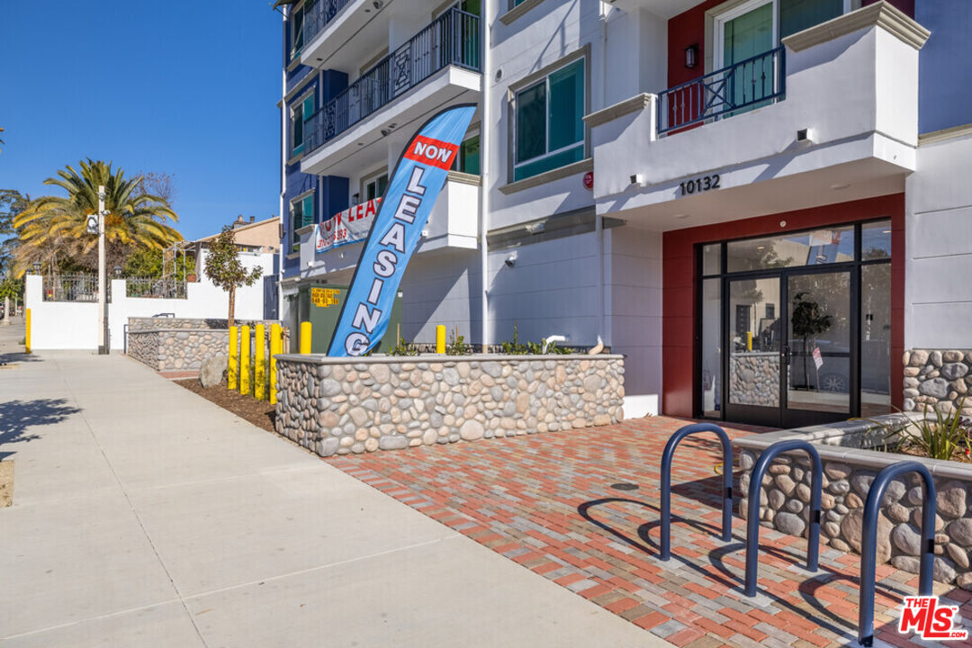 10132 Commerce Avenue Tujunga, CA 91042 - Photo 7 of 31