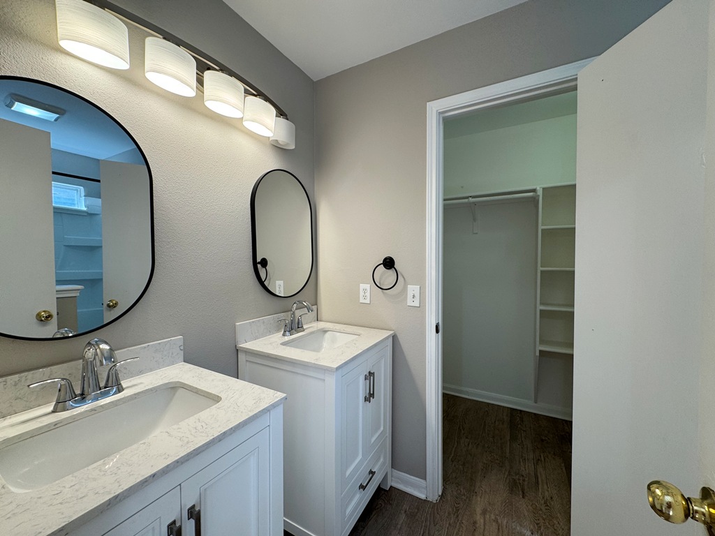 219 Crystal Knoll Boulevard Georgetown, TX 78626 - Photo 11 of 32 a bathroom with 2 sink and a mirror