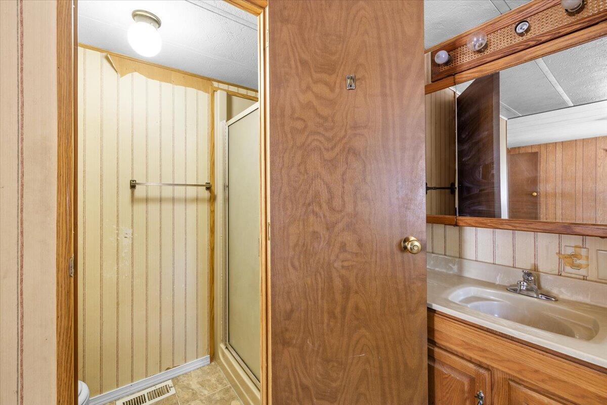 2252 Table Rock Road, Unit SPC 13 Medford, OR 97501 - Photo 8 of 15 09-CI_8215