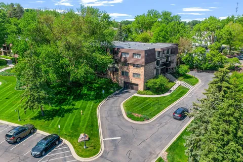 $330,000 | 205 Barry Avenue South, Unit 117, Wayzata, MN 55391