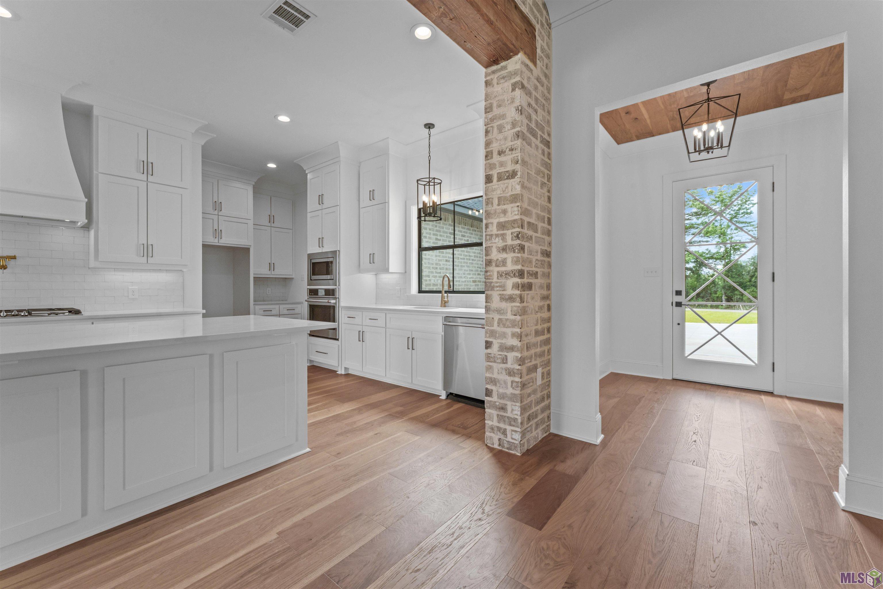 9117 Hillon Hood Road Denham Springs, LA 70726 - Photo 4 of 47 Loads of UPSCALE Amenities